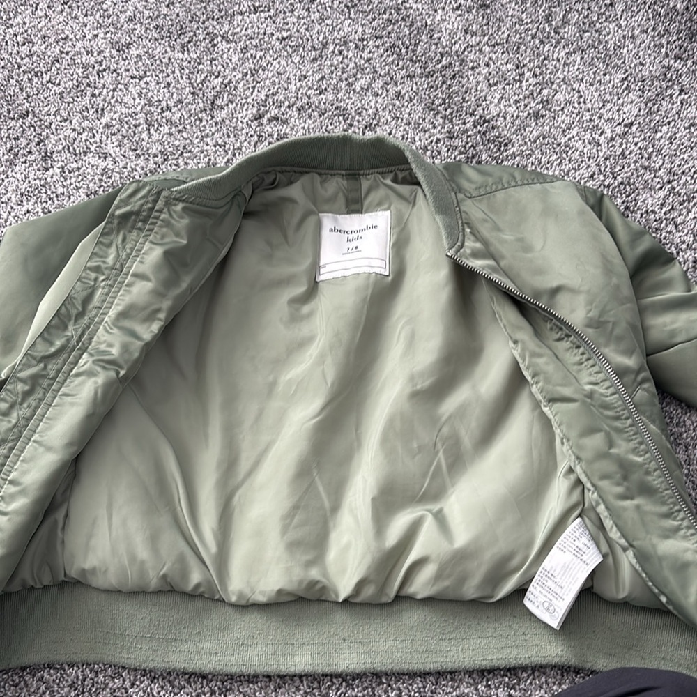 GUC Abercrombie Kids Green Bomber Jacket Size 7/8 - Picture 9 of 11
